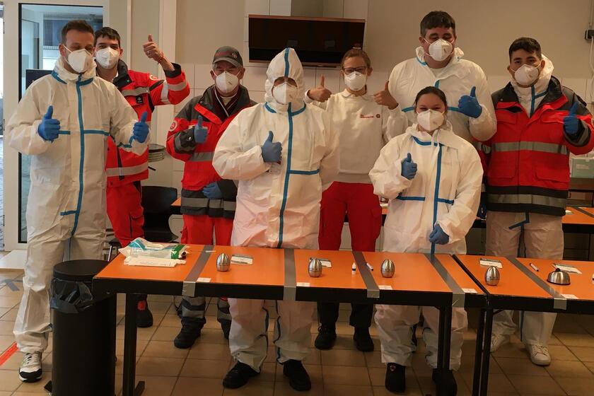 Mitarbeitende in Schutzanzügen im Schnelltestzentrum Ransbach-Baumbach