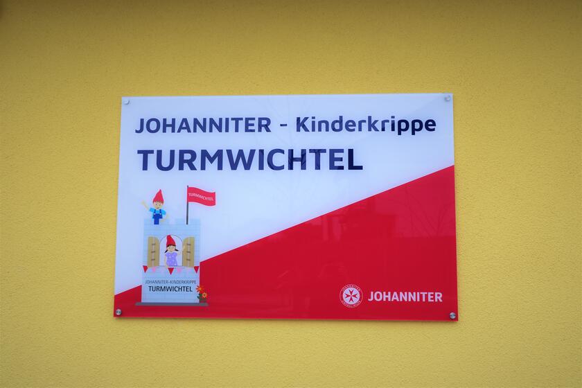 Schild am Eingang der Kindertageseinrichtung Johanniter-Kinderkrippe "Turmwichtel" Bad Abbach