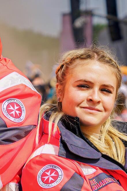 Ehrenamtliche Mitarbeitern der Johanniter als Sanitäterin auf einem Festival.