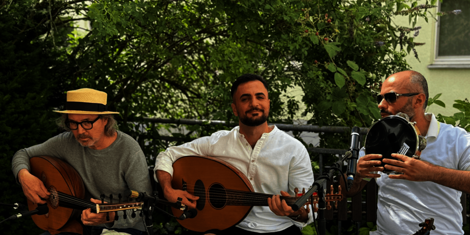 Drei Männer mit Instrumenten