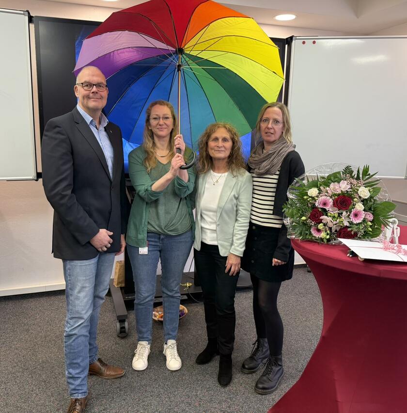 Gruppenfoto Abschied und Neuanfang - Regionalvorstand Marco Schulte-Lünzum und Bereichsleiterin Besondere soziale Dienste Julia Kunz bedanken sich bei Gertrud Rücker (2. v. rechts) für ihre langjährigen Verdienste in der Trauerarbeit und begrüßt als Nachfolgerin Sina Gattinger (2. v. links)