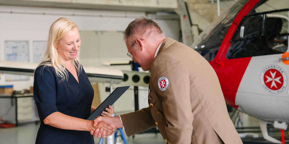 Händedruck der Staatsministerin mit Professor Little.