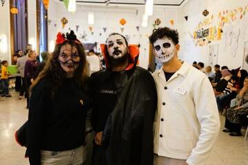 Drei verkleidete Jugendliche