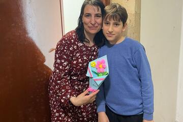 Ein Junge und seine Mutter mit dem Muttertagsgeschenk