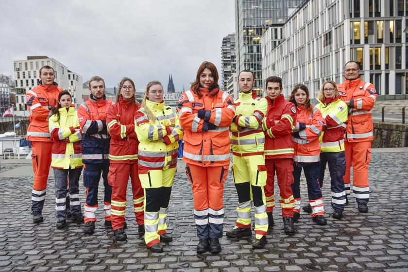 Einsatzkräfte der Hilfsorganisationen und Feuerwehr stehen bereit für den Straßenkarneval