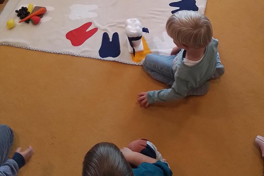 Kinder spielen ein Lernspiel zum Thema Zahngesundheit