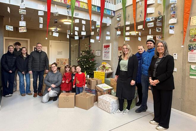 Gruppenfoto 70 Pakete Weihnachtstrucker.