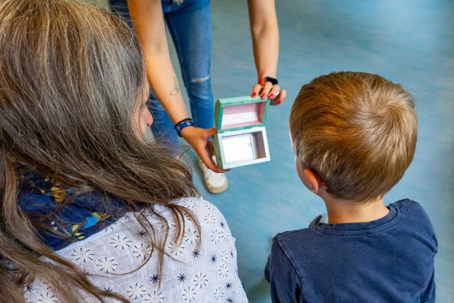 Resilienztraining in der Kita Traumland In einer Schatztruhe sehen die Vorschulkinder der Johanniter-Kita Traumland die wichtigste Person in ihrem Leben: nämlich sich selbst. Eine wichtige Lektion im Selbstbehauptungs- und Resilienztraining.