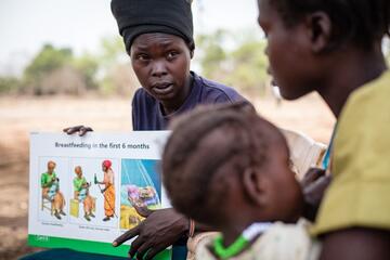 Bei Schulungen in Südsudan werden den Menschen Wissen über Mutter-Kind-Gesundheit durch Gesundheitshelfer weitergegeben.
