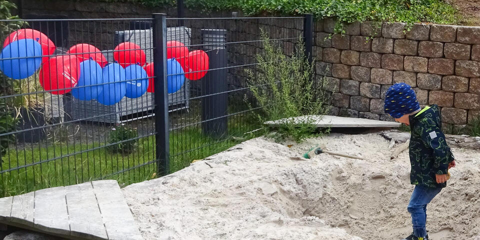 Ein Kind in einem Sandkasten