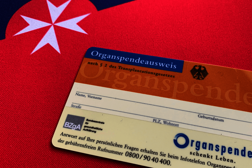 Organspendeausweis auf einem roten Untergrund mit Johanniter-Logo