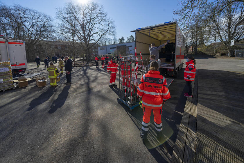 Aufbau einer Notunterkunft in Lübeck