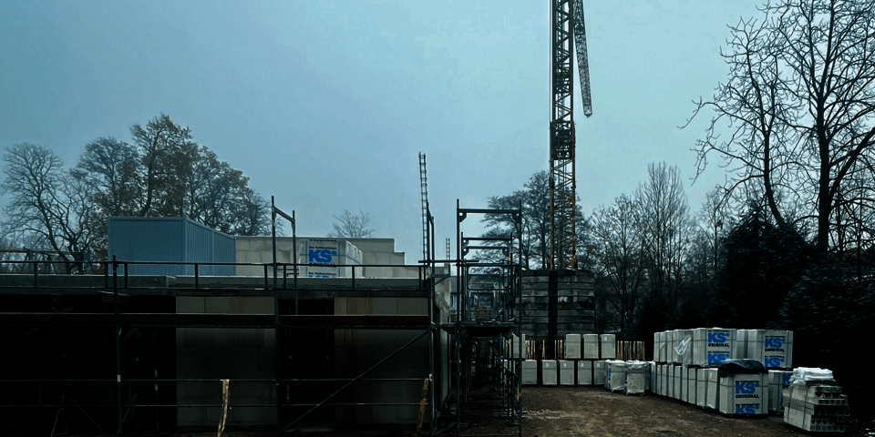 eine Baustelle mit Kran und Baumaterialien