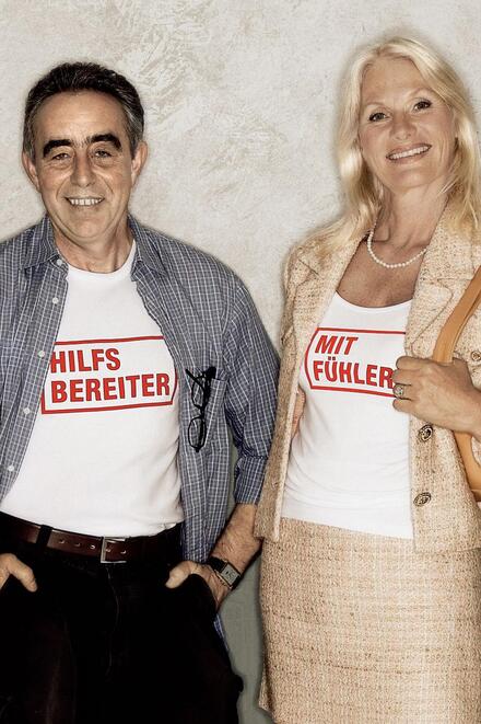 Drei Johanniter-Fördermitglieder tragen T-Shirts mit der Aufschrift "Wohltäter", "Hilfbereiter", "Mitfühler".