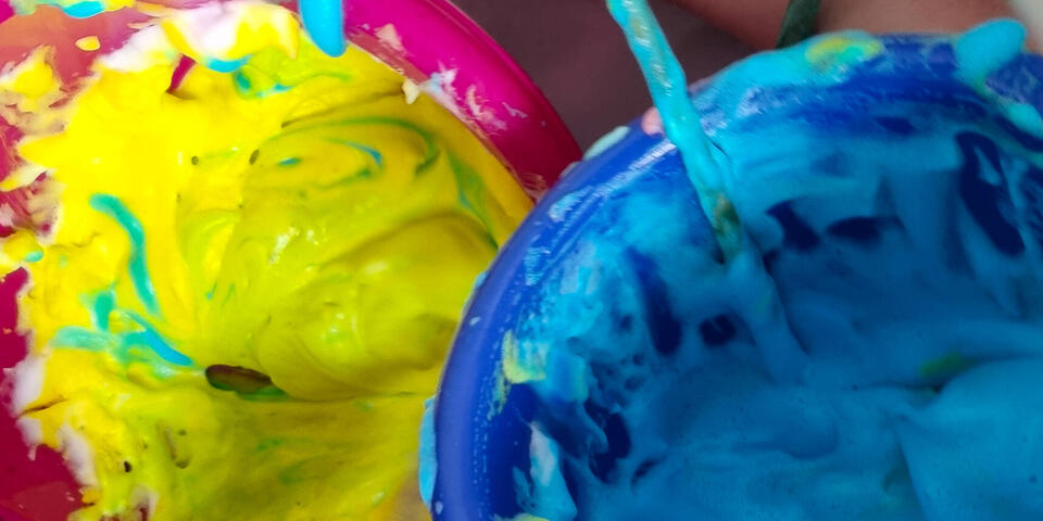Ein pinke Plastikschale mit gelber Farbe und eine blaue Plastikschale mit hellblauer Farbe