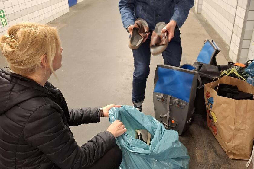 Die gemeinsame Kleidersammelaktion der Johanniter, BVG und Stadtmission an Berliner U-Bahnhöfen geht weiter. 