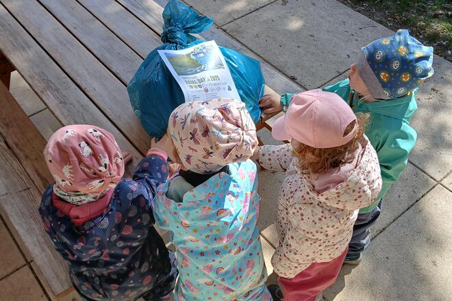 Kinder beim Müll sammeln