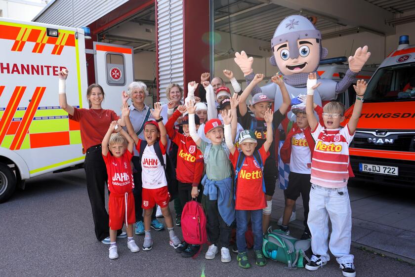 Die Kinder waren sehr froh als sie das Maskottchen der Johanniter kennenlernten.
