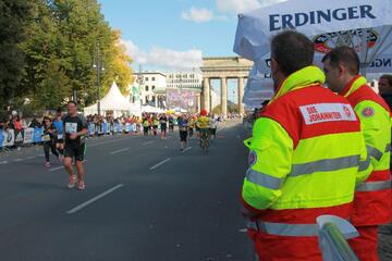 Die Johanniter leisten einen Sanitätsdienst beim Berlin-Marathon im Jahr 2013.