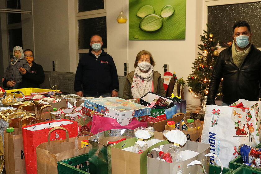 Ehrenamtliche vom Ortsverband Bad Salzuflen schnüren rund 50 Weihnachtspakete für bedürftige Menschen der Region
