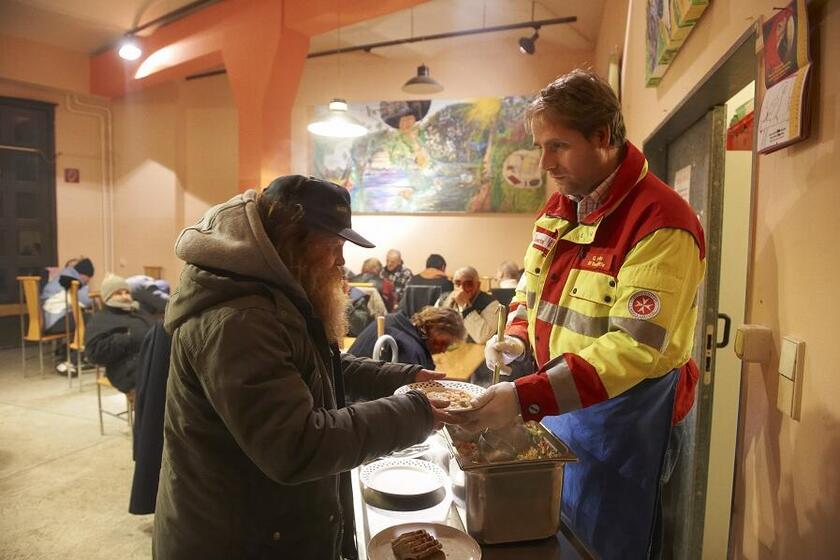 Ehrenamtliche Helfer der Johanniter versorgen Obdachslose in Berlin.