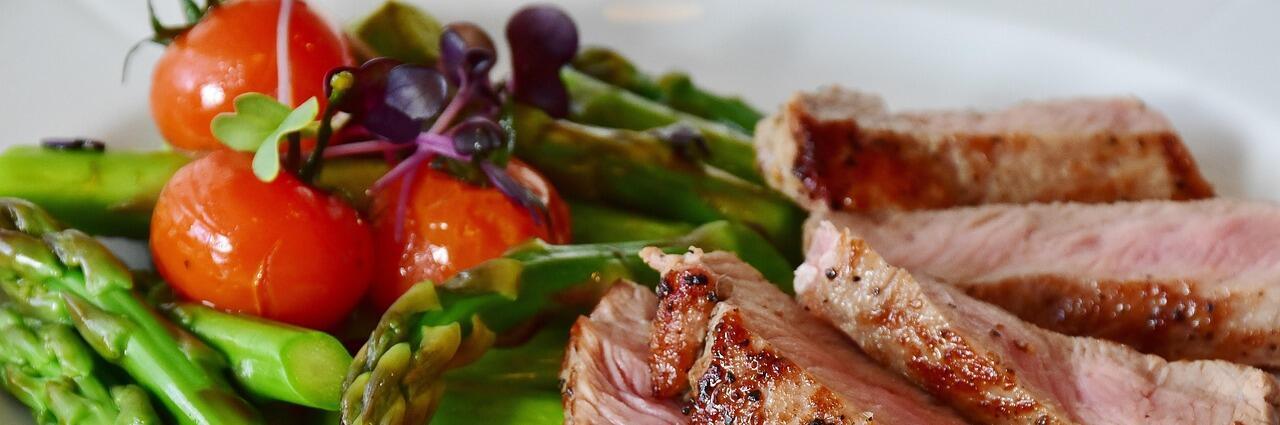 Teller mit Spargel und Fleisch