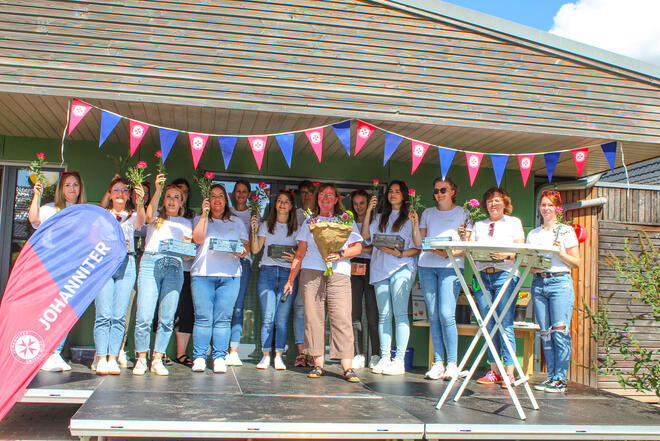 Eine Gruppe von Frauen mit Geschenkkörben und Blumen