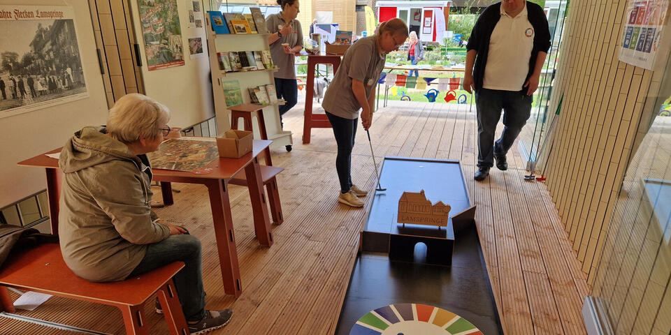 in einem Pavillon wird Minigolf gespielt