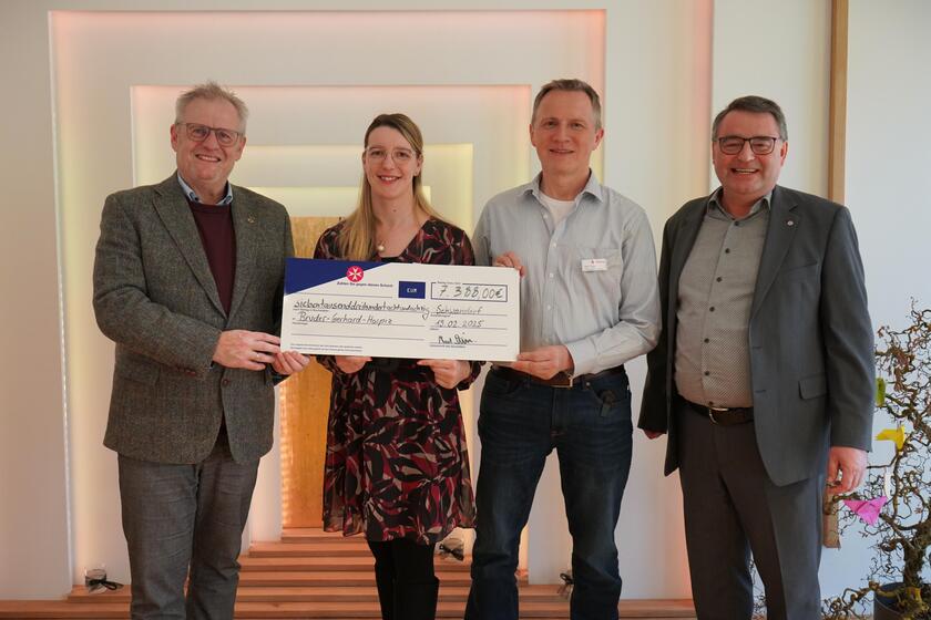 Übergabe des Spendenschecks im Hospiz