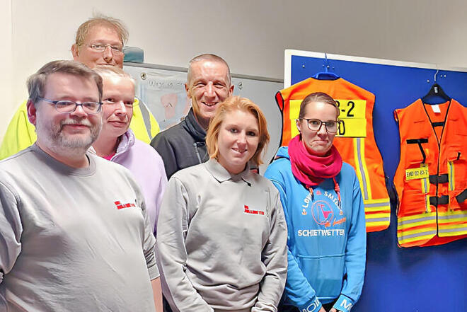 Gruppe Menschen mit zwei Einsatz-Westen.