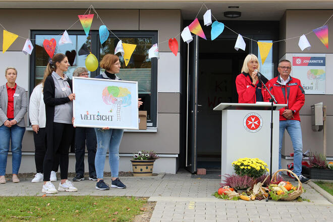 Rede von Nicola Lahl, neben ihr stehen Dienststellenleiter Bernward Kellner und ihre Mitarbeiterinnnen.