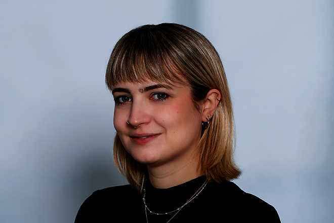 Das Bild zeigt die Sozialarbeiterin Nadja Mühlhäuser im Seniorennetzwerk Porz. 