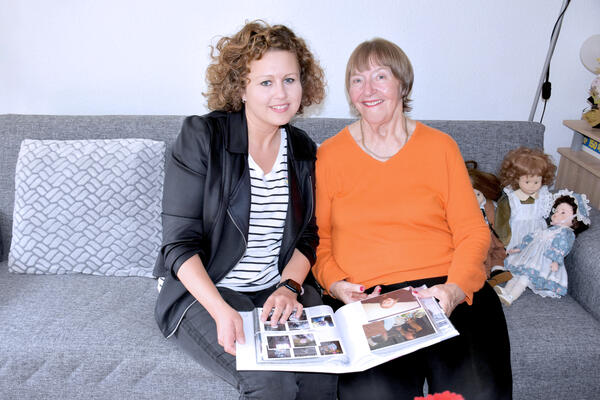 Ehrenamtliche besucht Seniorin