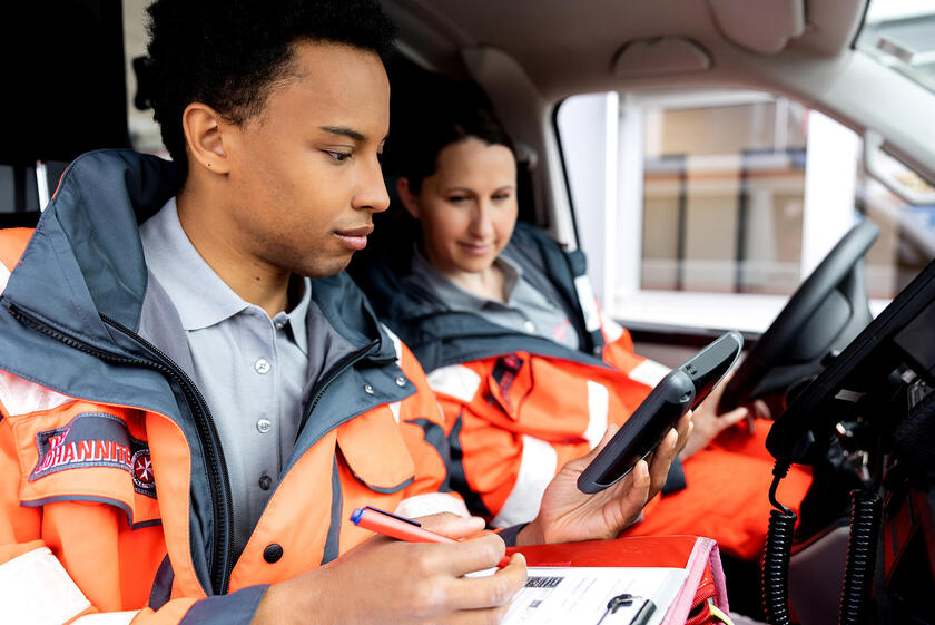 Zwei Rettungssanitäter im Einsatzfahrzeug
