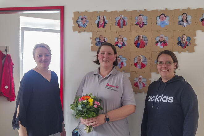 Sandra Heinrich (l.) und Karina Ristau (r.) gratulieren Susanne Deuter zur abgeschlossenen Weiterbildung.