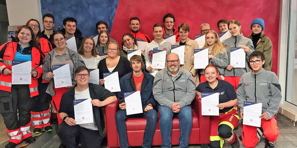 24 Teilnehmende des RS-Kurses mit Zertifikaten und ein Dozent