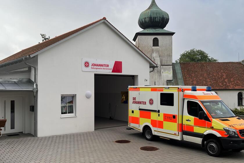 Rettungswagen steht vor Rettungswache