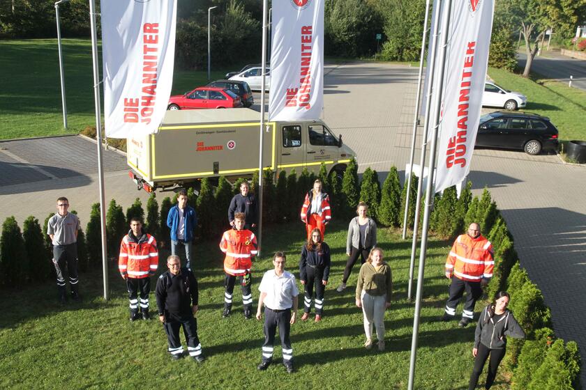 Gruppenbild der elf Teilnehmer und Teilnehmerinnen beenden Ausbildung  zum Sanitätshelfer