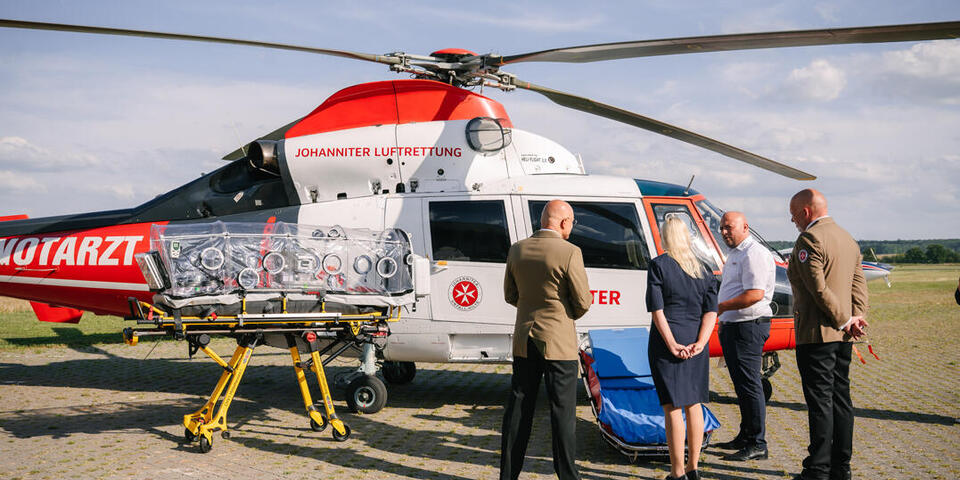 Mumi Taleb, Ministerin Stolz, Johannes Jabs und Frank Zabell vor einem der Hubschrauber der JLR.