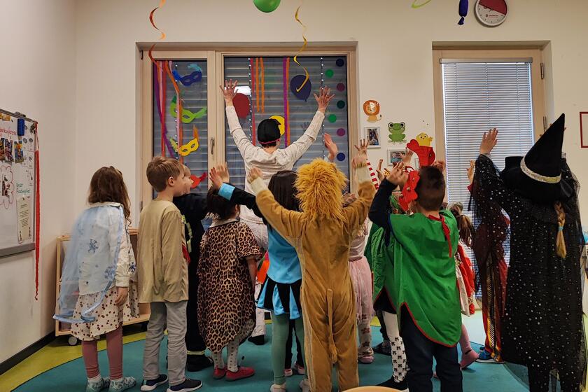 Verkleidete Kinder beim Fasching feiern