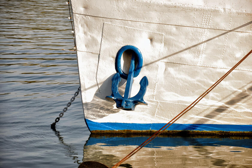 blauer Anker an einem weißen Schiffsbug