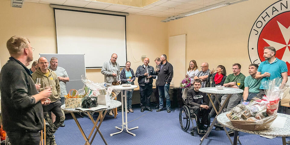 Ein Mann spricht zu Gästen