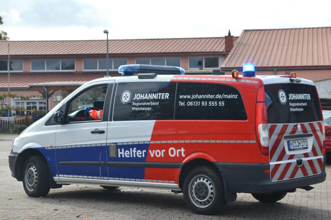 Helfer vor Ort Fahrzeug Firstresponder