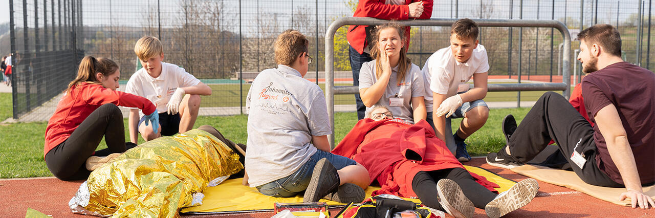 Schulsanitäter üben beim Erste-Hilfe-Wochenende