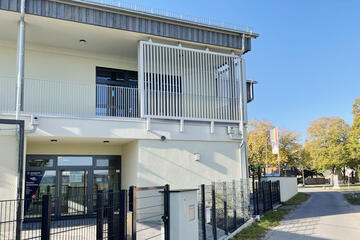 Die Straßenansicht des Eingangsbereich der Kita Mühlenhopser.