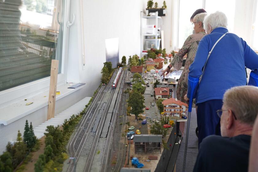 Die Gäste der Tagespflege Leuchtturm besichtigen die Modellbahnanlage