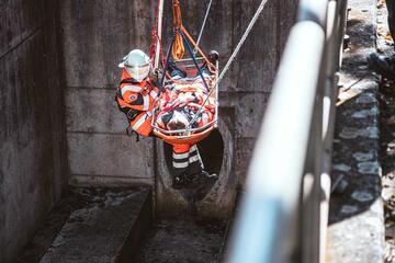 Einsatzkräfte der Johanniter werden in eine Grube abgeseilt von der Berufsfeuerwehr Wiesbaden.