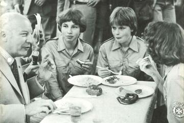 1977 besucht Bundespräsident Walter Scheel die Johanniter-Jugend.