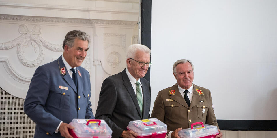 Das Bild zeigt von links nach rechts: Georg Khevenhüller, Präsident des Malteser Hilfsdienst e.V. Winfried Kretschmann, Ministerpräsident Baden-Württemberg Volker Bescht, Präsident der Johanniter-Unfall-Hilfe e.V.