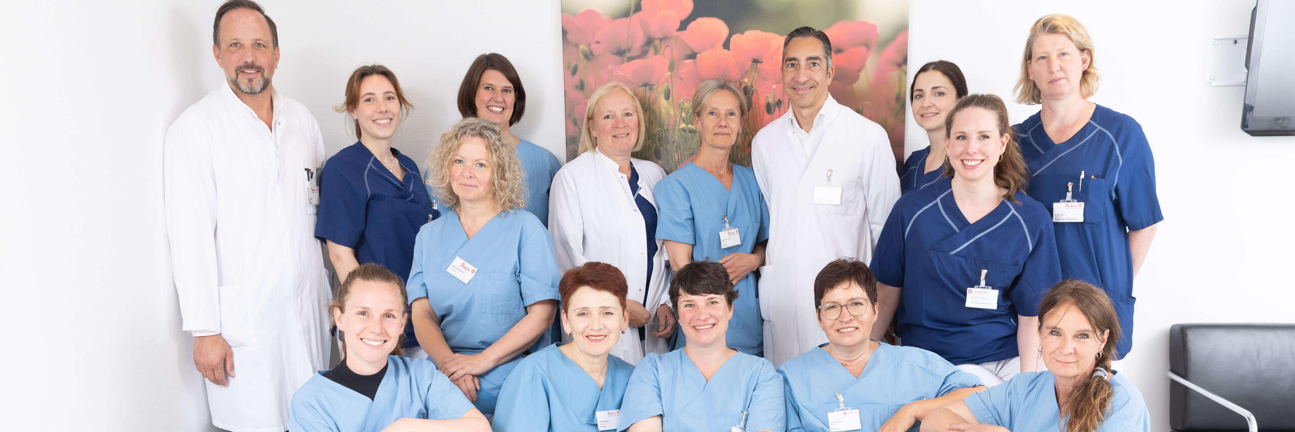 Team der Geburtsstation am Johanniter-Krankenhaus Bonn mit Hebammen und Gynäkologinnen und Gynäkologen